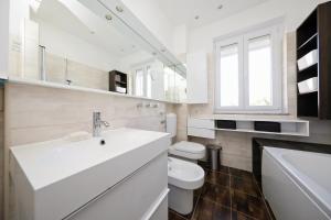 Koupelna v ubytování CAISA Classic Beachfront Apartment + 27 fotografií
