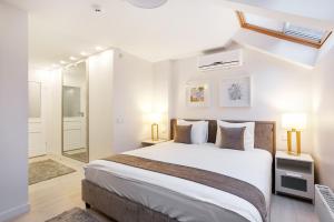 Säng eller sängar i ett rum på Luxury for everyone - Hills Park Lux Apartments 3