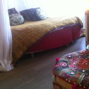um quarto com uma cama com um cobertor em Bohemian loft em Amsterdã