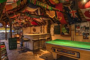 Chameleon Backpackers & Guesthouse tesisinde bir bilardo masası