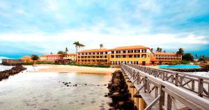 サントメにあるPestana Sao Tomeのリゾートの隣のビーチに架かる橋