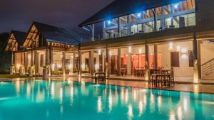 Amora Lagoon Hotel内部或周边的泳池