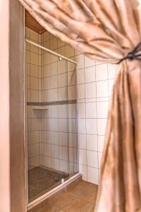 Chameleon Backpackers & Guesthouse tesisinde bir banyo