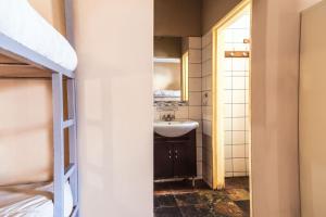 Chameleon Backpackers & Guesthouse tesisinde bir banyo
