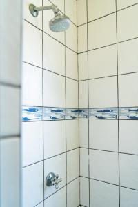 Chameleon Backpackers & Guesthouse tesisinde bir banyo