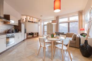 a kitchen and living room with a table and chairs at Seestraße 30A in Börgerende-Rethwisch