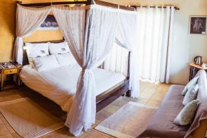 Chameleon Backpackers & Guesthouse tesisinde bir odada yatak veya yataklar