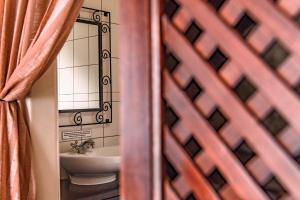 Chameleon Backpackers & Guesthouse tesisinde bir banyo