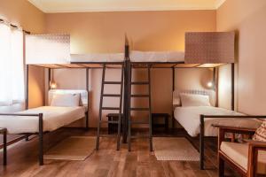 Chameleon Backpackers & Guesthouse tesisinde bir odada yatak veya yataklar