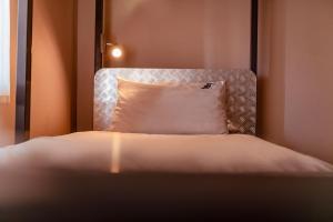 Chameleon Backpackers & Guesthouse tesisinde bir odada yatak veya yataklar