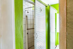 Chameleon Backpackers & Guesthouse tesisinde bir banyo