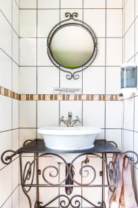 Chameleon Backpackers & Guesthouse tesisinde bir banyo