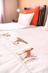 Chameleon Backpackers & Guesthouse tesisinde bir odada yatak veya yataklar