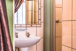 Chameleon Backpackers & Guesthouse tesisinde bir banyo