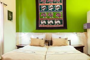 Chameleon Backpackers & Guesthouse tesisinde bir odada yatak veya yataklar