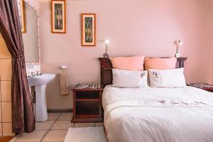 Chameleon Backpackers & Guesthouse tesisinde bir odada yatak veya yataklar