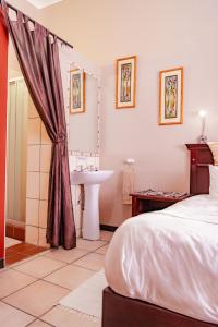 Chameleon Backpackers & Guesthouse tesisinde bir odada yatak veya yataklar