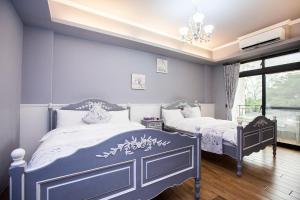 A bed or beds in a room at Iris Guest House