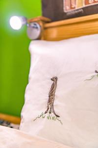 Chameleon Backpackers & Guesthouse tesisinde bir odada yatak veya yataklar