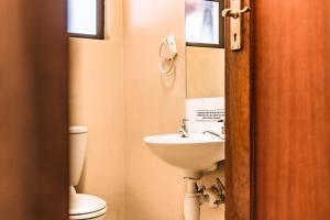 Chameleon Backpackers & Guesthouse tesisinde bir banyo