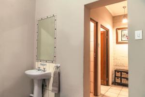 Chameleon Backpackers & Guesthouse tesisinde bir banyo