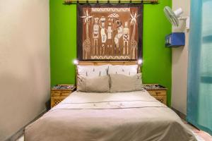 Chameleon Backpackers & Guesthouse tesisinde bir odada yatak veya yataklar