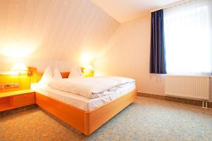 Postel nebo postele na pokoji v ubytování Landhotel Gasthof Wittstaig