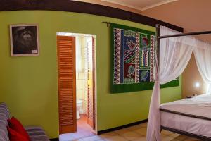 Chameleon Backpackers & Guesthouse tesisinde bir odada yatak veya yataklar