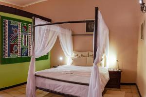 Chameleon Backpackers & Guesthouse tesisinde bir odada yatak veya yataklar