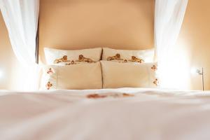 Chameleon Backpackers & Guesthouse tesisinde bir odada yatak veya yataklar