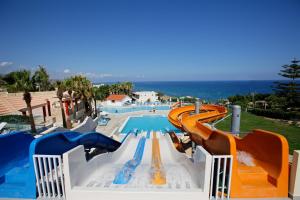 Bazén v ubytování Rethymno Mare & Water Park nebo v jeho okolí