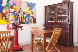 a dining room with a table and chairs and a painting at Spinguera Ecolodge in Espingueira