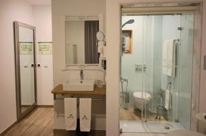 Bilik mandi di Villa Ana Margarida Hotel +24 gambar