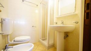 A bathroom at Appartamento Guido Reni