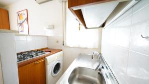 A kitchen or kitchenette at Appartamento Guido Reni