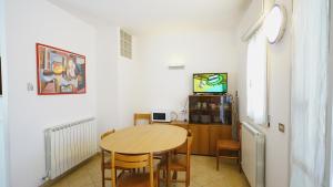 A television and/or entertainment centre at Appartamento Guido Reni