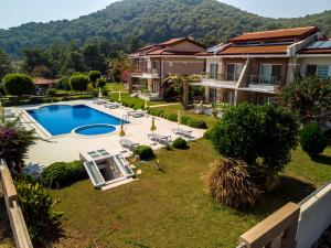 una vista aérea de una casa con piscina en Golden Golf Sarıgerme Villaları, en Sarigerme
