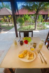 吉利美诺梦幻小屋旅馆的一张桌子上放着一盘早餐食品