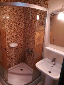 a bathroom with a shower and a sink at لين للشقق المخدومة in Jeddah