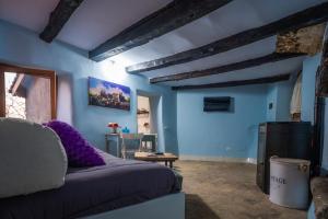 salon z niebieskimi ścianami i kanapą w obiekcie Giamevi House w mieście Vignanello