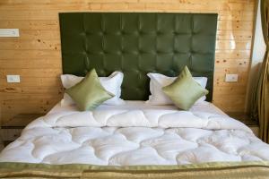 Een bed of bedden in een kamer bij Valley View Residency