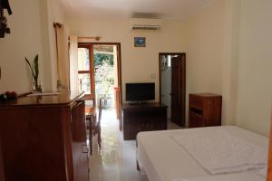 Dormitorio con cama, escritorio y TV en Moon house tropical garden - Lavender, en Nha Trang