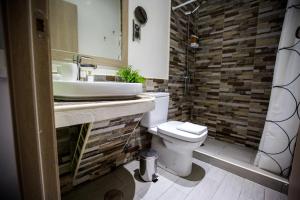 een badkamer met toilet en wastafel bij Hostal Adis in Madrid