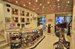una tienda con muchos tipos diferentes de zapatos expuestos en Villa Ana Margarida Hotel, en Ericeira