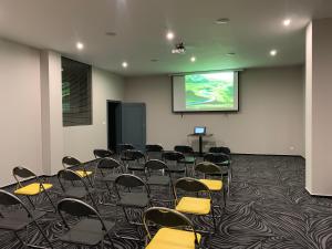 Telewizja i/lub zestaw kina domowego w obiekcie Parkhotel Carlsbad Inn