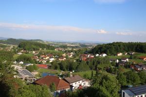 una piccola cittadina con case e alberi su una collina di Gasthaus Kerber a Fürstenstein
