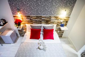 een slaapkamer met een bed met rode kussens bij Hostal Adis in Madrid +40 foto's