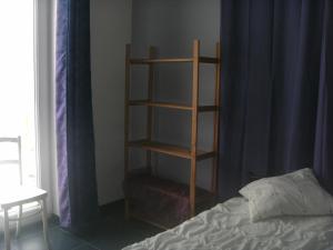 1 dormitorio con estantería junto a la cama en Ferme Lenfant Rez, en Ville-Pommeroeul