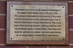 a plaque on the side of a brick wall at Holmhurst Guest House in Bathurst