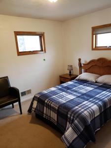 Postel nebo postele na pokoji v ubytování Lake Access Ranch